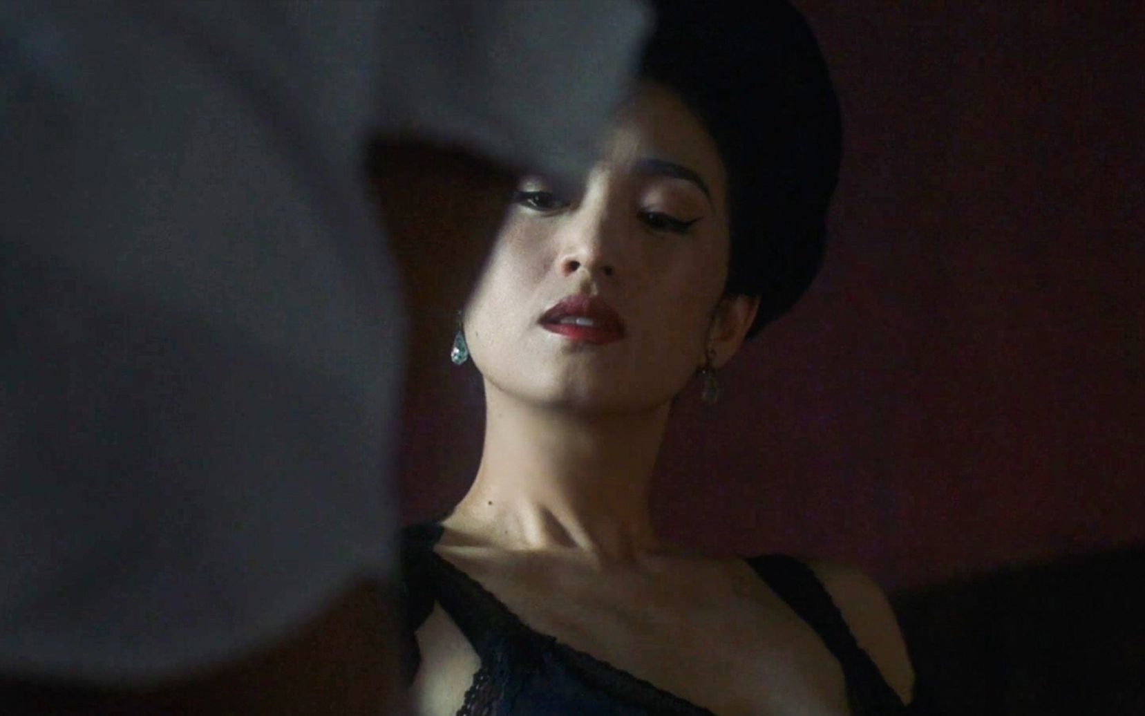 巩俐和张震的经典电影,上映时无人看懂,如今再看却只剩震撼!