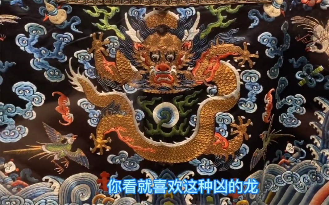 杭州中国丝绸博物馆游,此馆展出了很多服饰文物真品,包括唐,宋,明,清,主要展示以清代服饰为主,其中!乾隆朝袍为复刻品哔哩哔哩bilibili