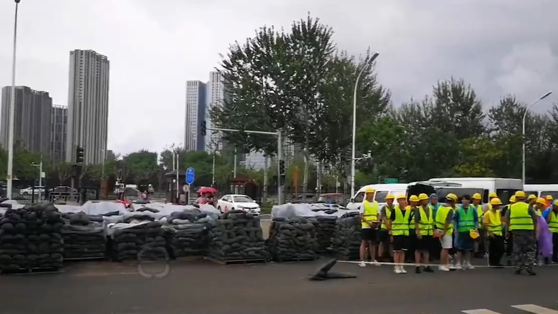 北京暴雨红色预警天安门关闭,400名工人备3万个沙袋连夜垒防洪堤哔哩哔哩bilibili