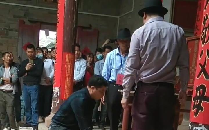 [图]小田刘氏宗祠祭祖行礼仪式完毕，传统习俗 祭拜祖先