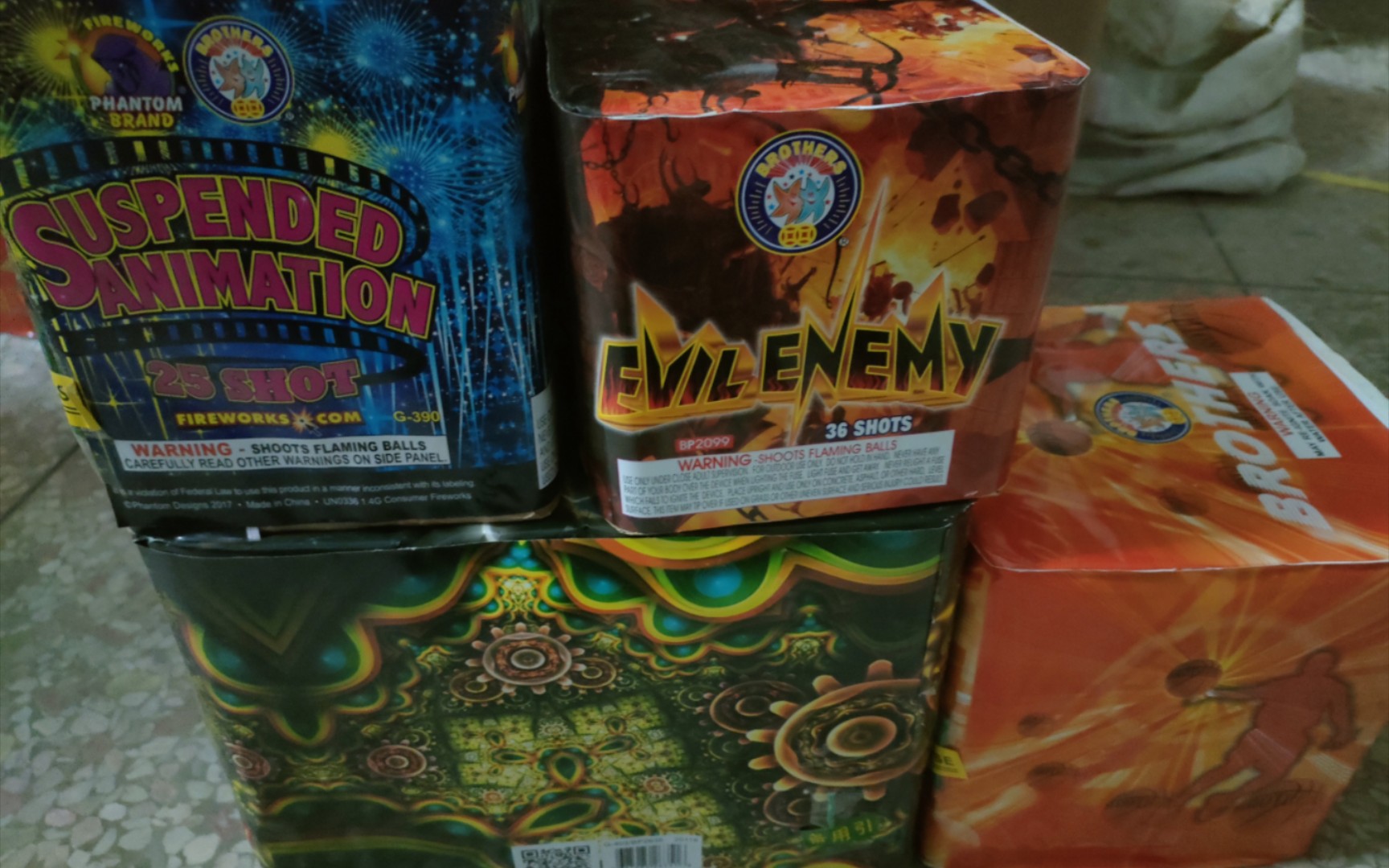 过年了,第一次见到广西生产的出口烟花666