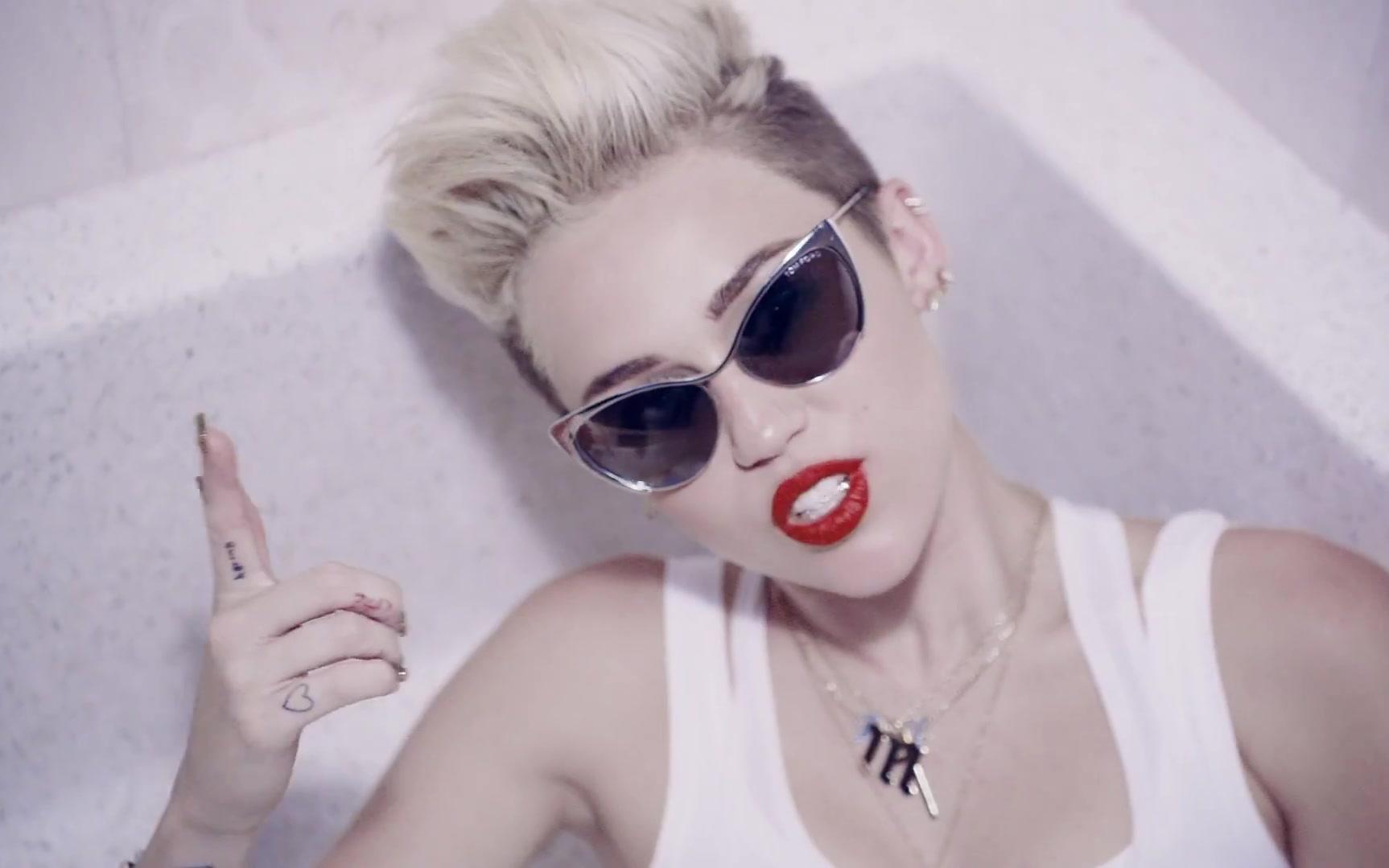 miley cyrus - we can_t stop (live at the iheart su