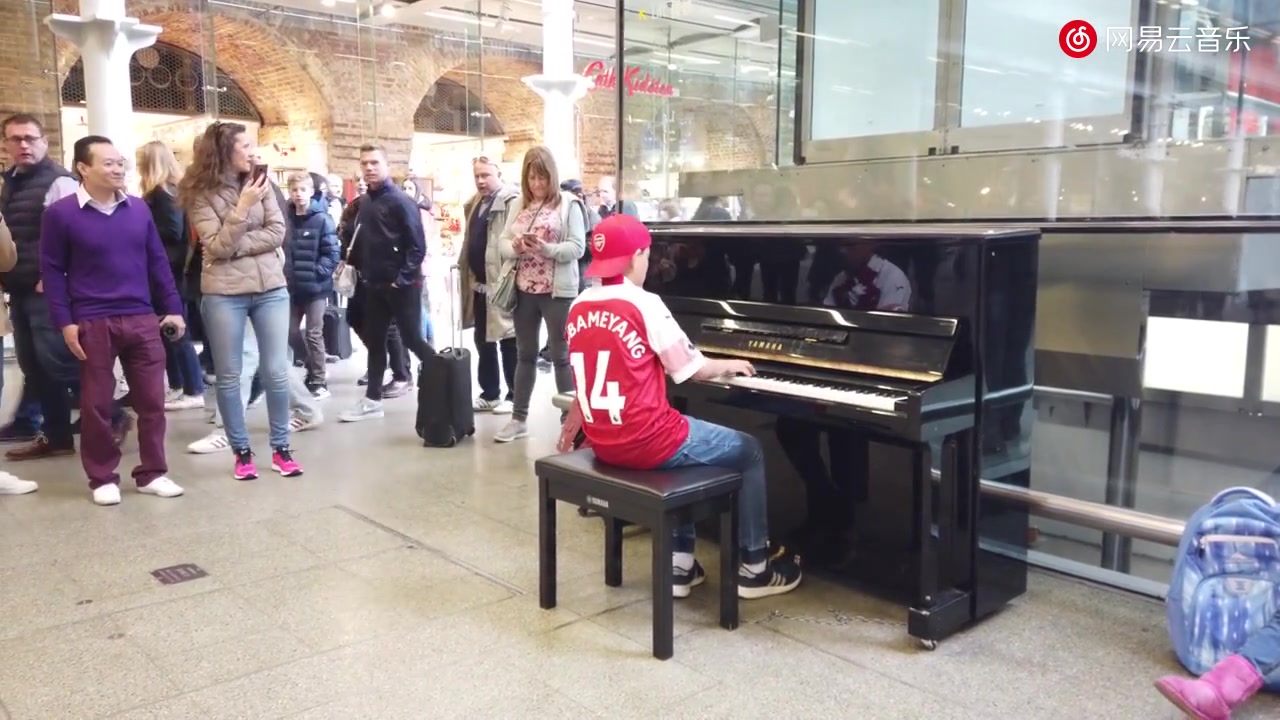 [图]亚裔小男孩在伦敦St. Pancras火车站弹奏《Queen - We Are The Champions》