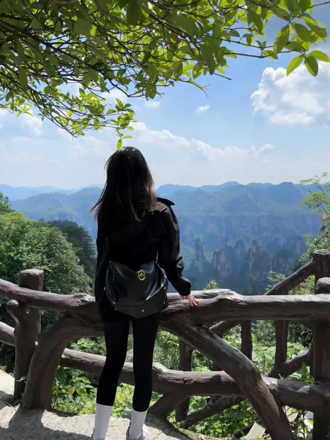 美女旅行家探索神秘山林