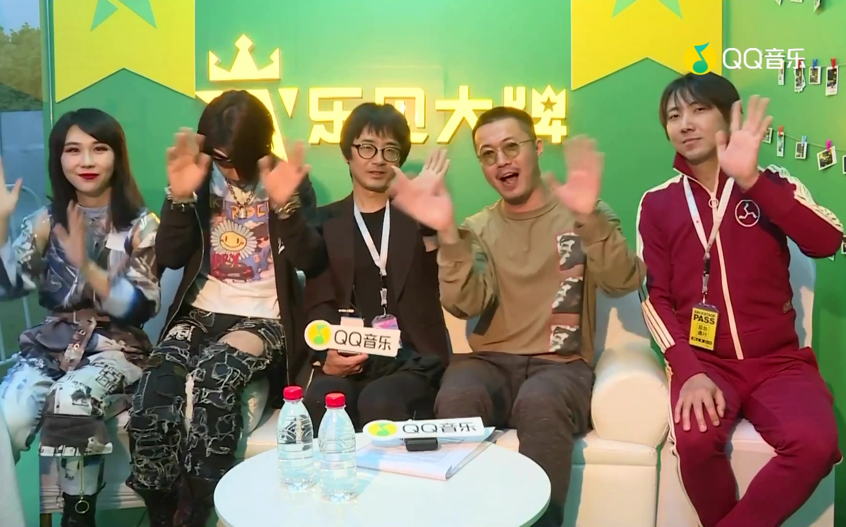 新裤子乐队草莓音乐节采访hayato总是在东张西望哈哈哈哈稍后会加字幕