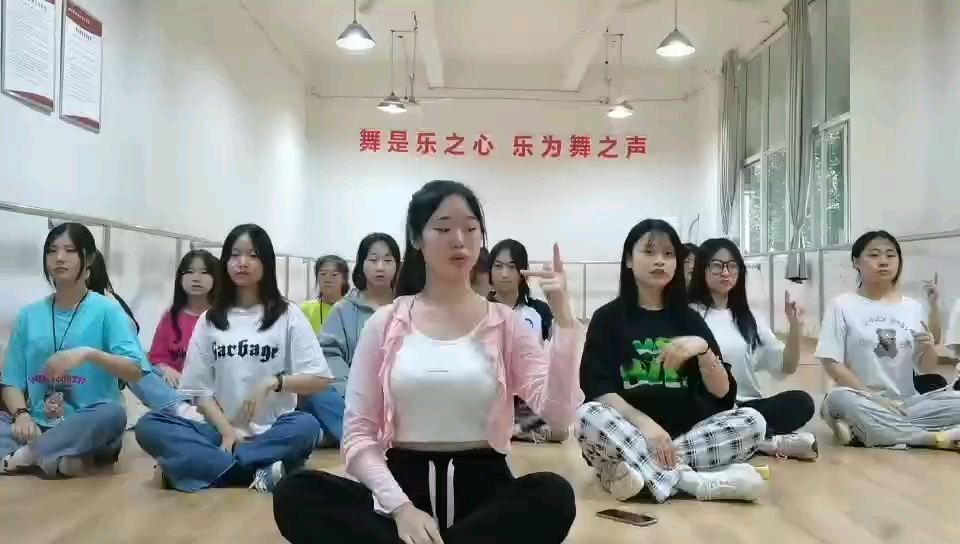 [图]学习当中 节水中国手语