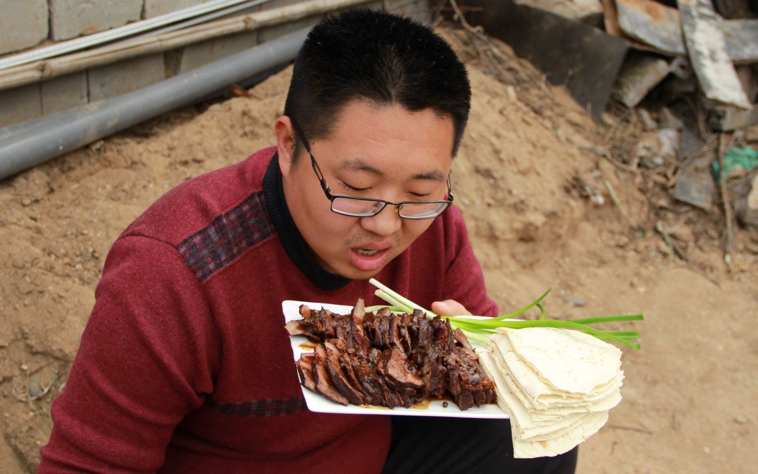 二斤半牛肉,秘制酱牛肉,配上小葱、单饼,真过瘾!哔哩哔哩bilibili