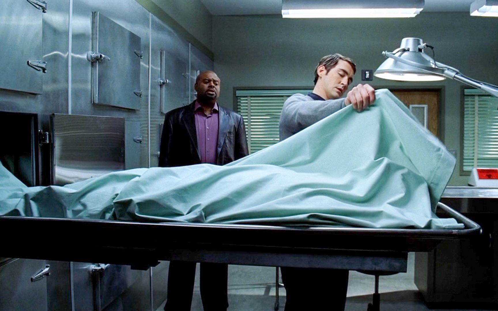 【穷电影】男子发现用手碰死人,能将死人复活,所以来到停尸房做了件事