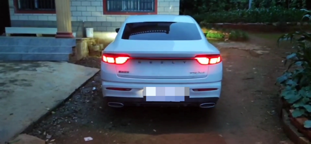 星瑞原厂只此青绿贯穿式尾灯效果