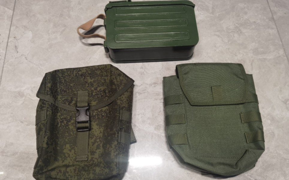 俄乌双方单兵装备对比之公发pkm机枪弹箱包,设计冗余还是设计精细?