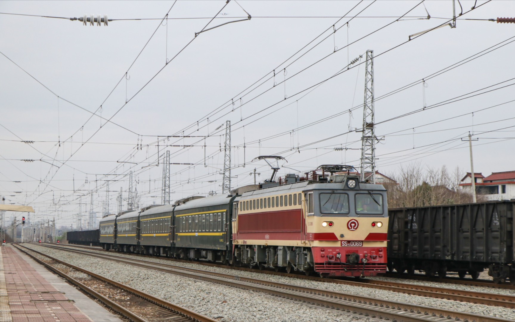 【阳安铁路】西局西段ss7c-0069牵引4902次(略阳——安康)通过王家坎