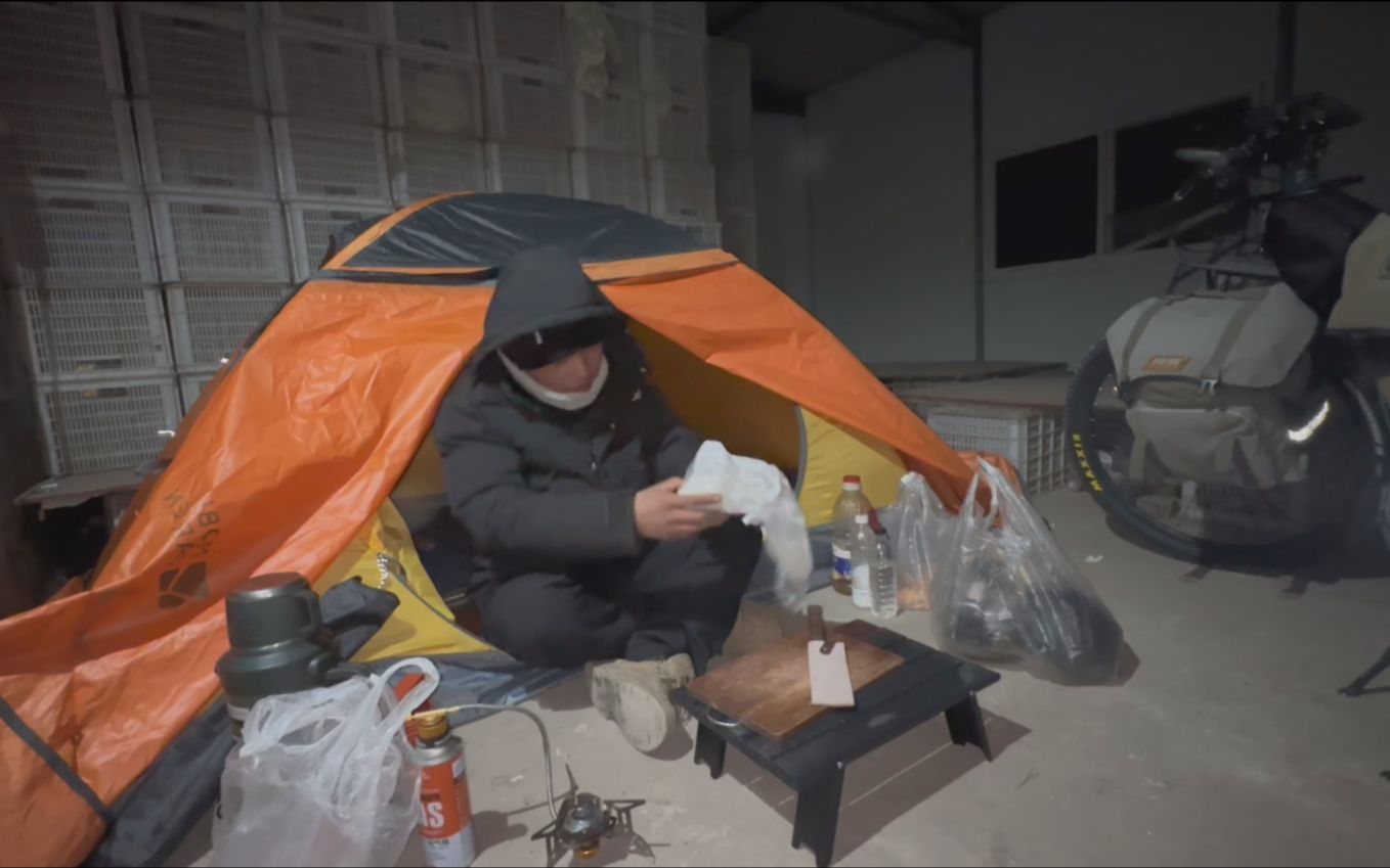 冬季騎行河北,冷空氣來襲凍的瑟瑟發抖,太幸運找到鐵皮房過夜