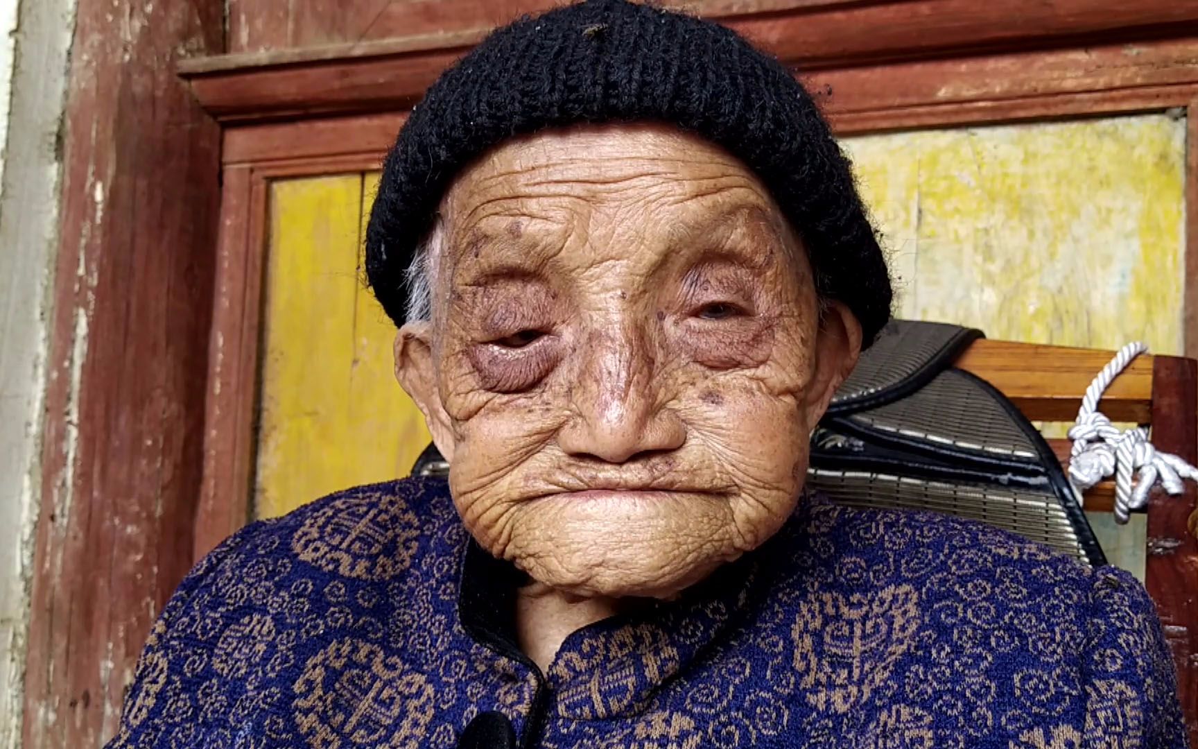 95岁老人儿孙满堂,孙子打工回来陪在奶奶身边,中午3点是做了啥