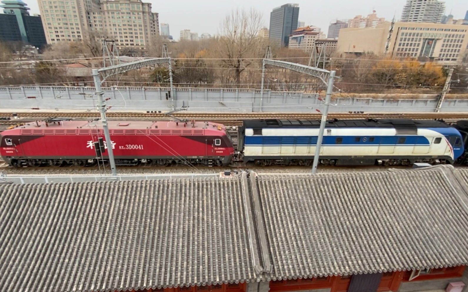 罕见组合hxd3d  df5.5g牵引z30晚点进北京站