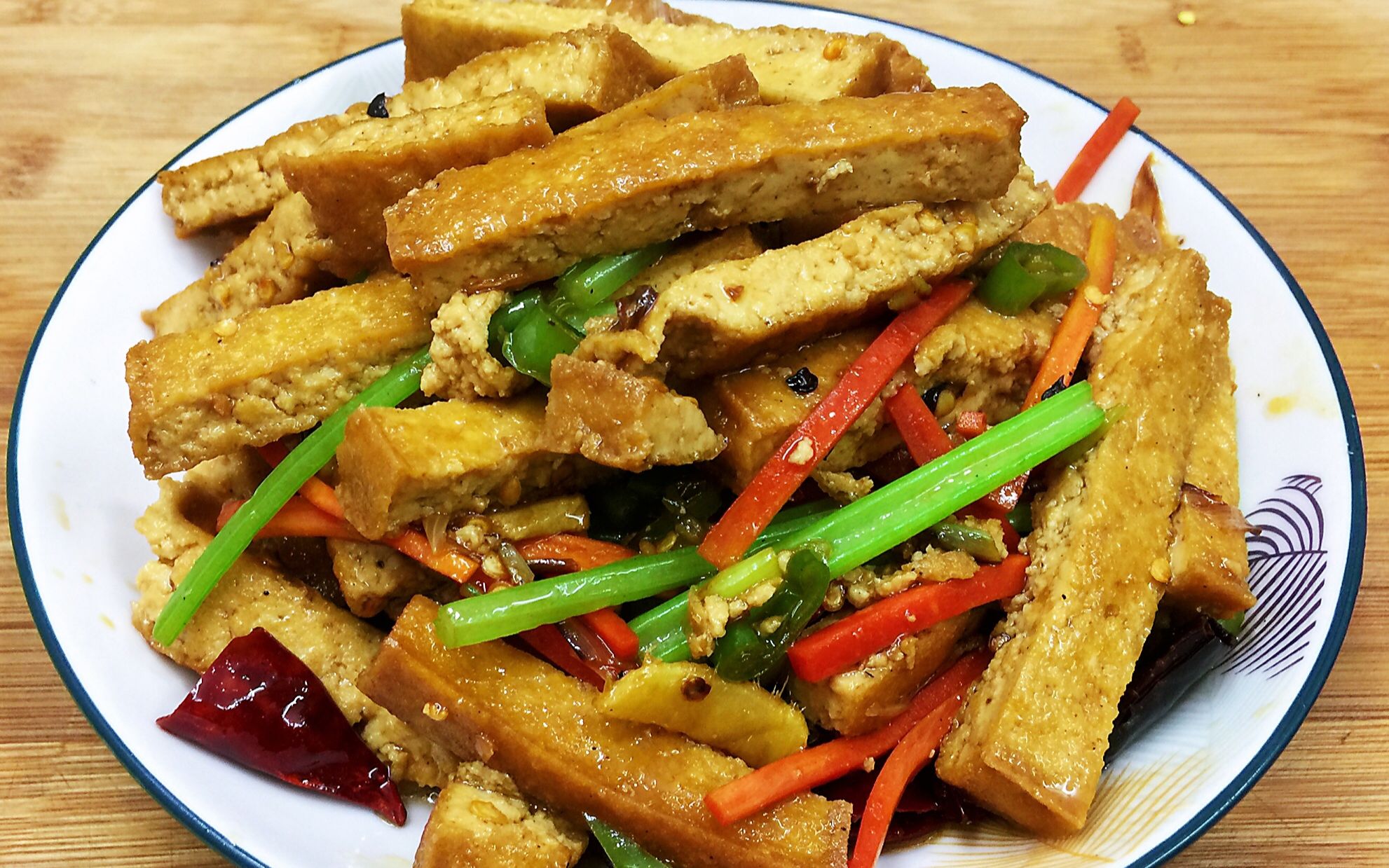 煎炒豆腐的做法,老豆腐先炸后炒,出锅后媳妇说"太好吃了"