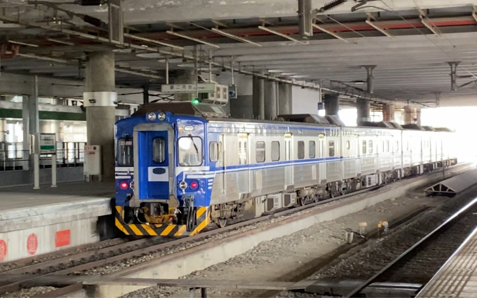 台铁 区间车 上行 高铁台中站发车