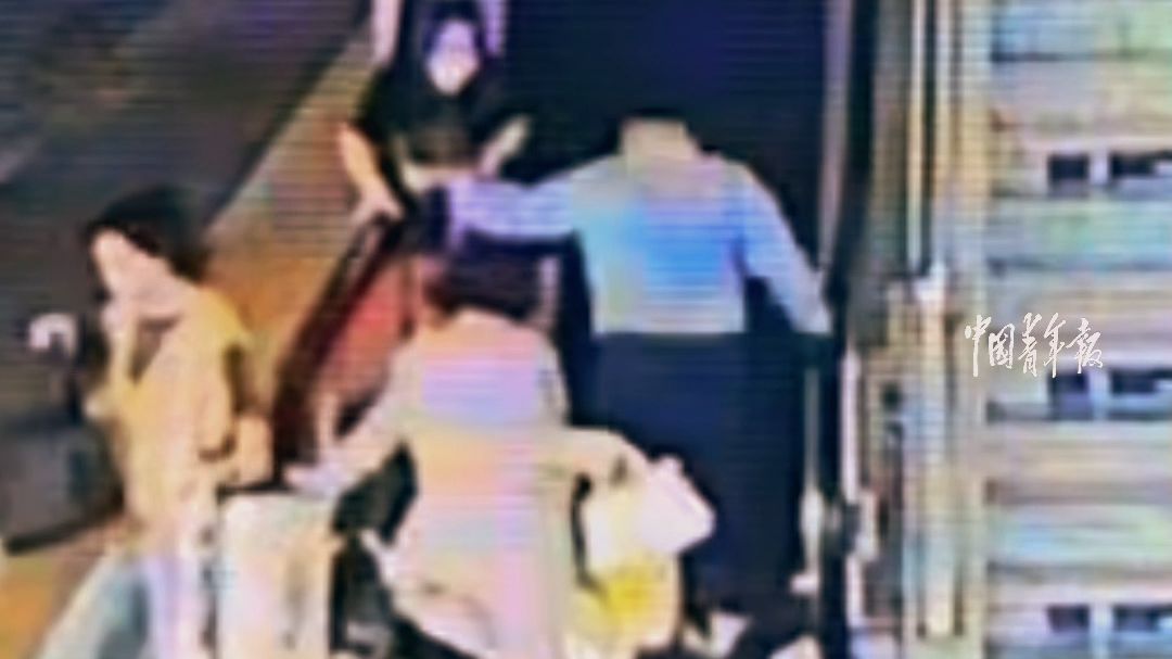 扶梯上行李箱失控，客运员谭启涛伸脚截停，鞋子被撞飞仍死死抵住！网友：神来之脚！