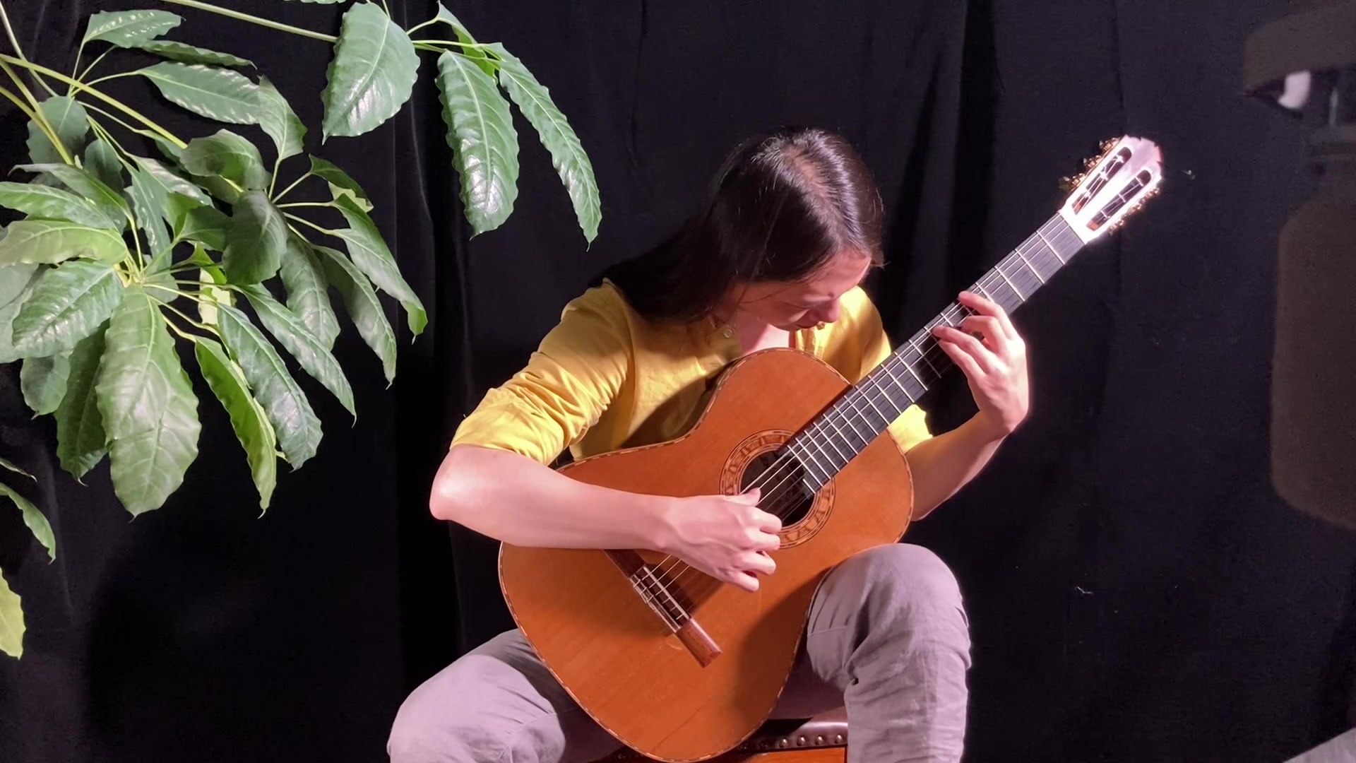 [图]JS Bach BWV1007, Prelude Classical Guitar. Play by Derun Zhang.巴赫 1007前奏曲. 张德润