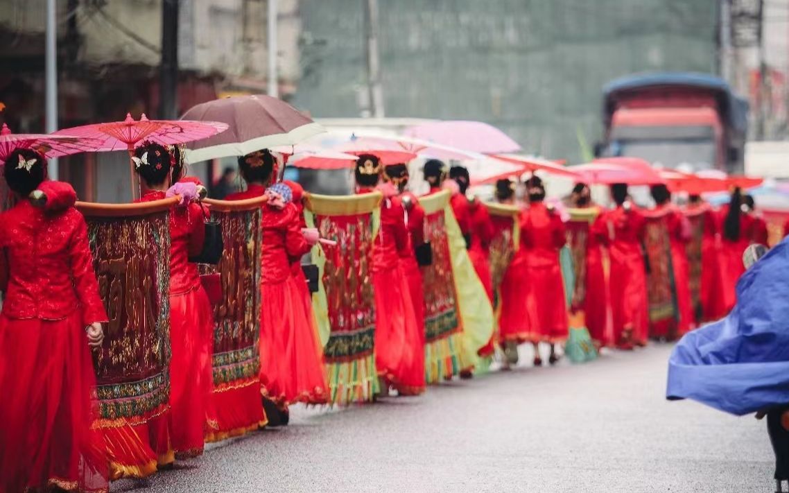 [图]潮汕民俗”攍(yíng)标旗“是一种已经延续了五百多年的传统民俗文化，它的产生和明、清代潮汕节庆风尚关系密切，以祈丰年、避邪趋吉的意识演绎而来的