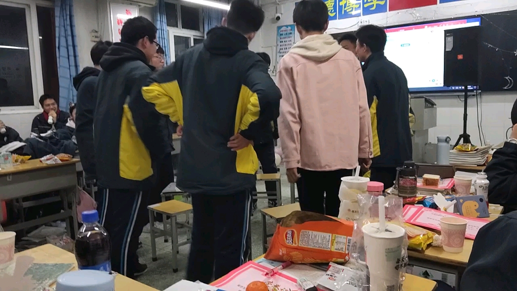 [图]郧阳中学高二14 10人抢凳子大战