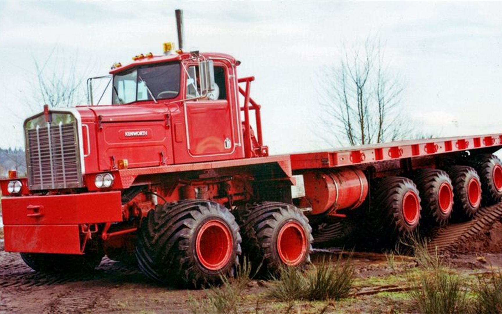 你知道吗?现役的沙漠油田重卡kenworth 963轮胎就有人那么高