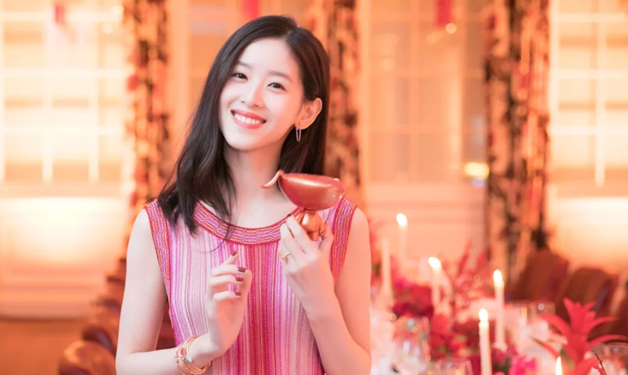 29岁章泽天二胎后真实状态曝光,身材臃肿尚未恢复,颈纹也超多