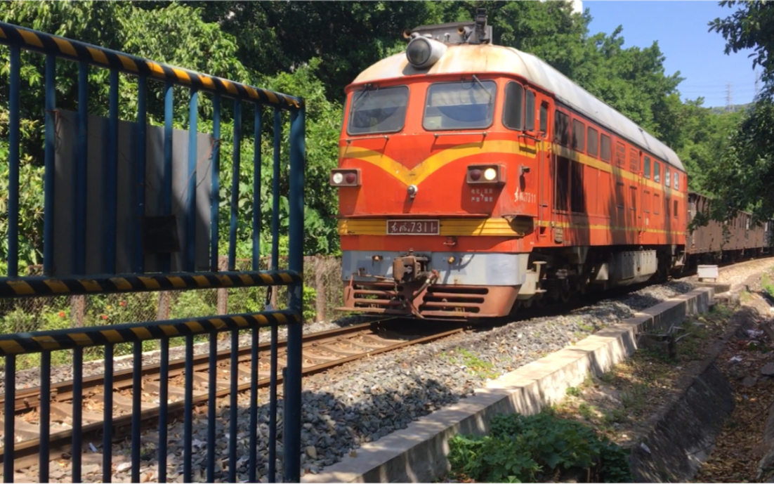 平盐铁路平盐自备df4牵引全列广州局管内用车通过西坑道口