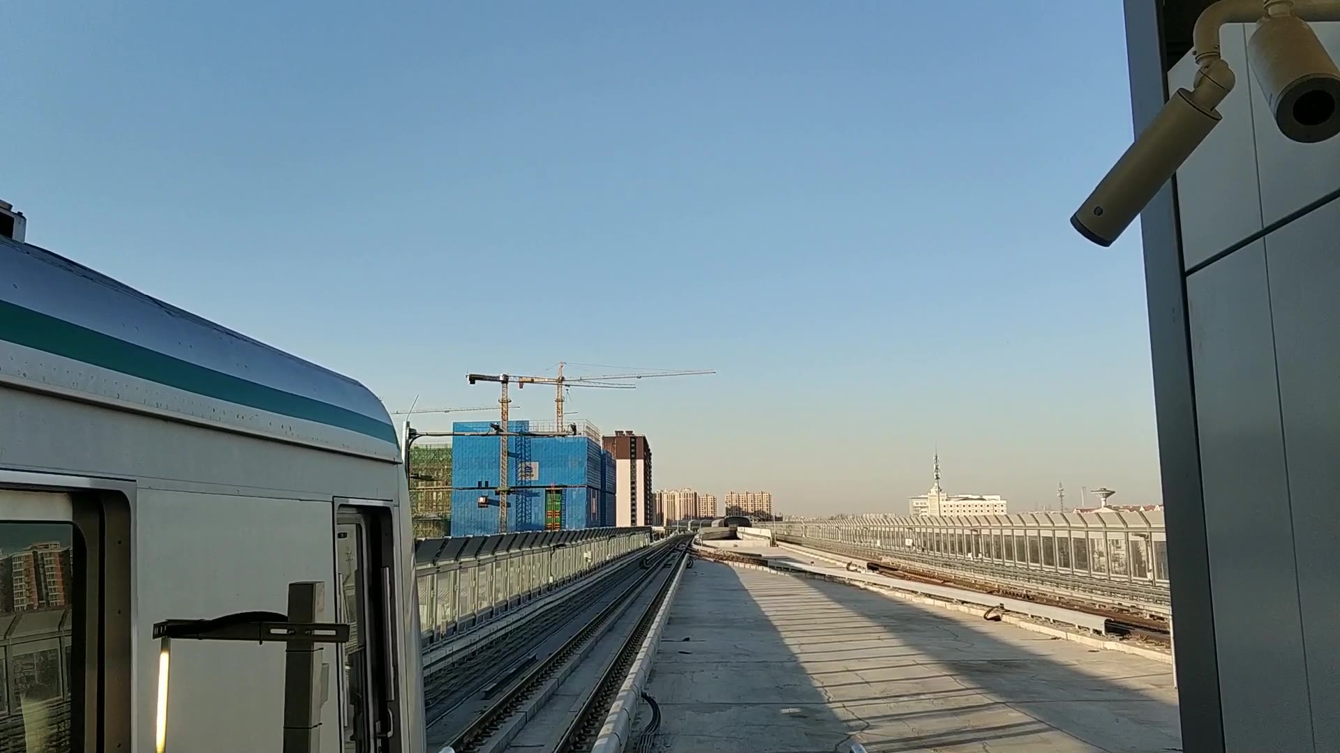 北京地铁8号线南段瀛海站车辆进出站