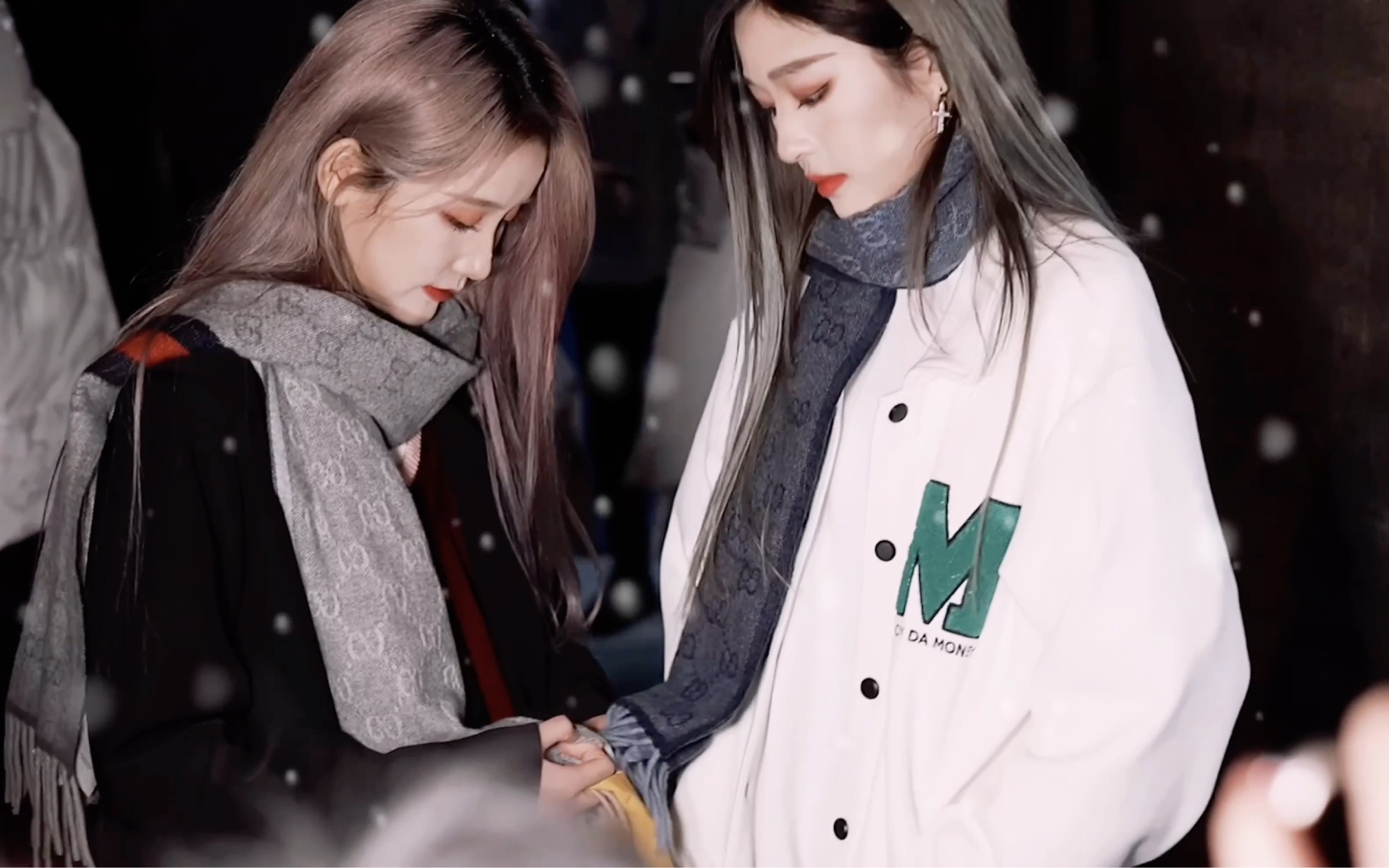 【诗情画奕】抓围巾这种小女友感谁看了不心动呢_哔哩哔哩_bilibili