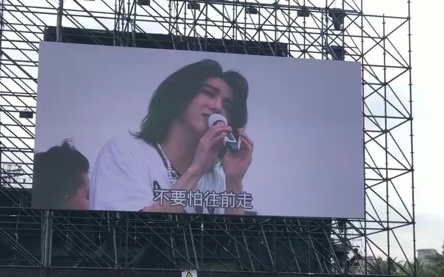 [图]华晨宇《我离孤单几公里》1127演唱会