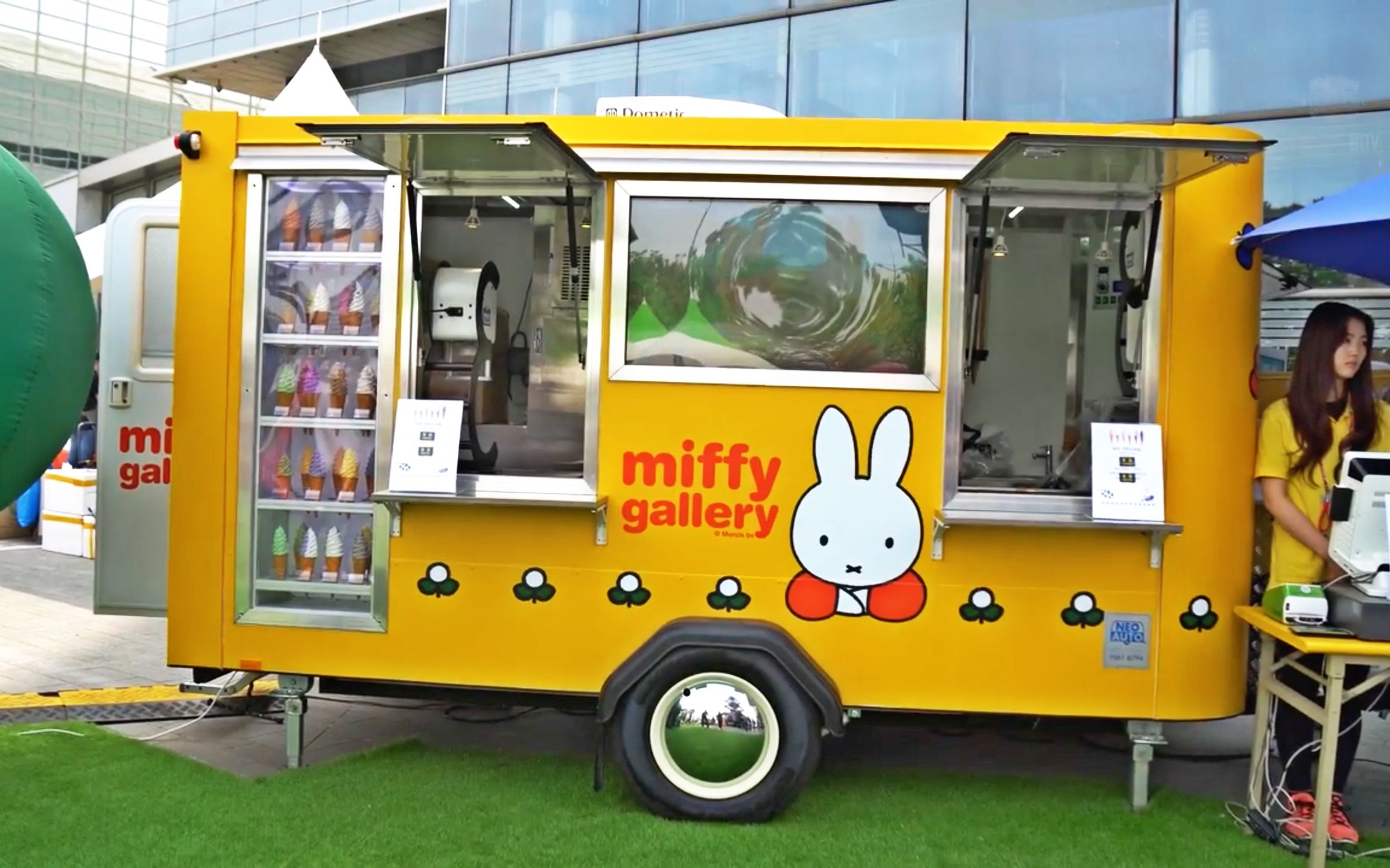 韩国超可爱的冰淇淋车 再来一份很少见的黑豆冰淇淋 你喜欢么?