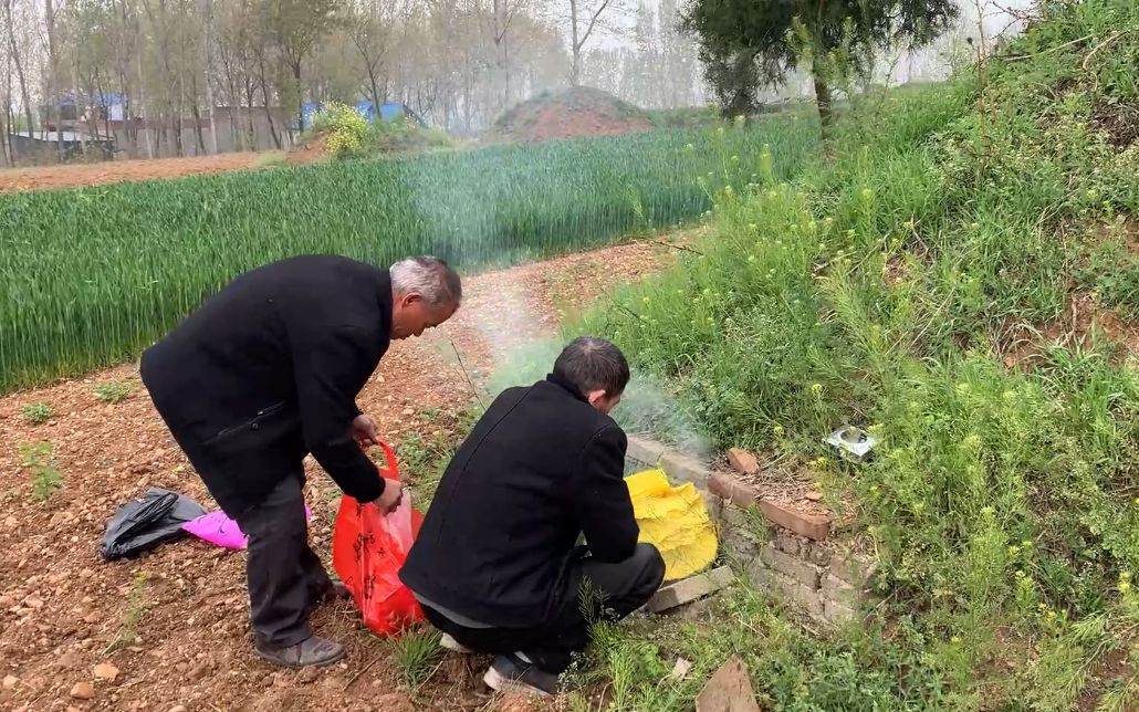 实拍:河南农村清明节拜祭先祖,添坟烧纸钱,习俗延续几百年了哔哩哔哩bilibili