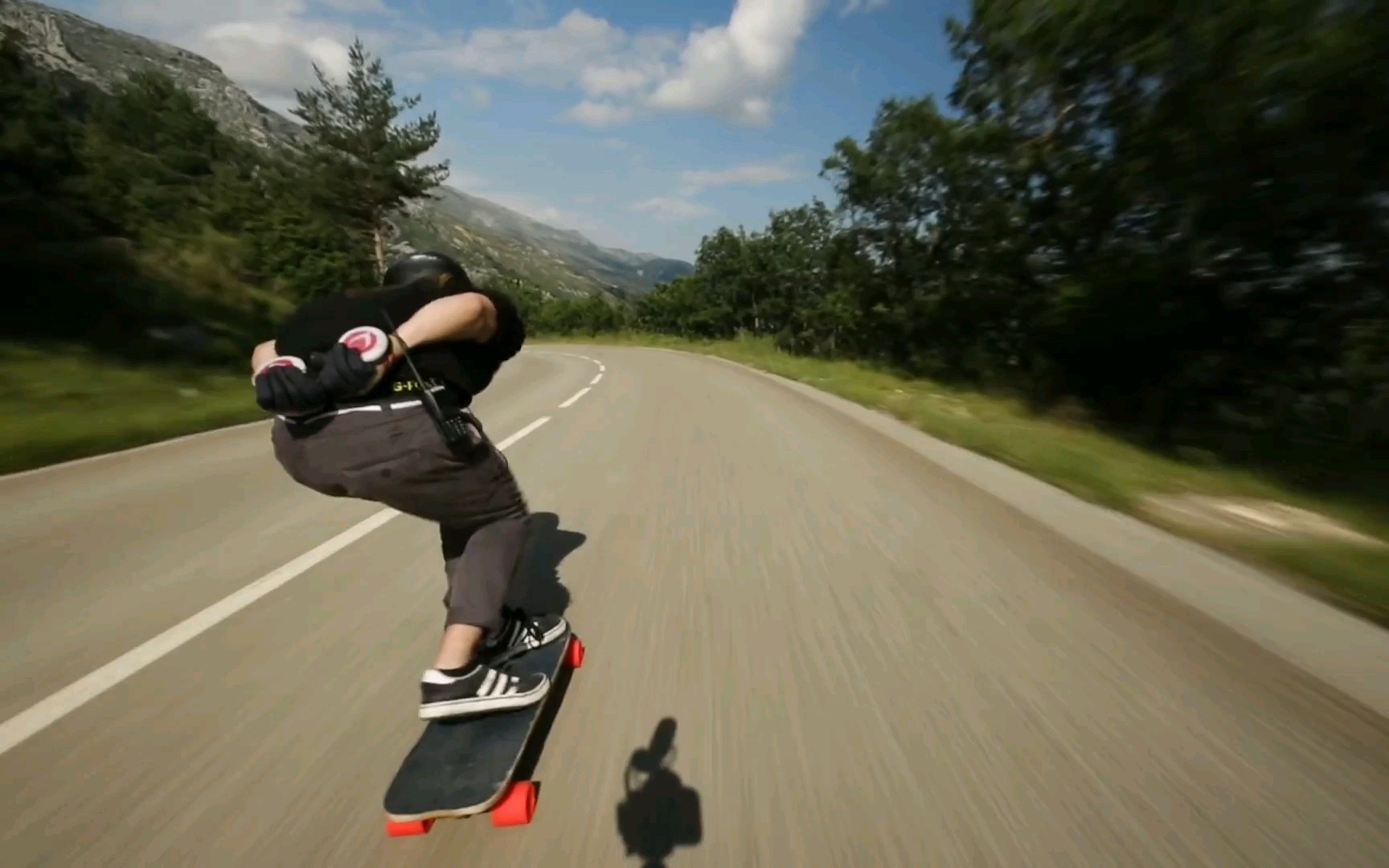一步天堂一步地狱!环山公路滑板速降!胆子真肥_哔哩哔哩 (゜-゜)つロ 