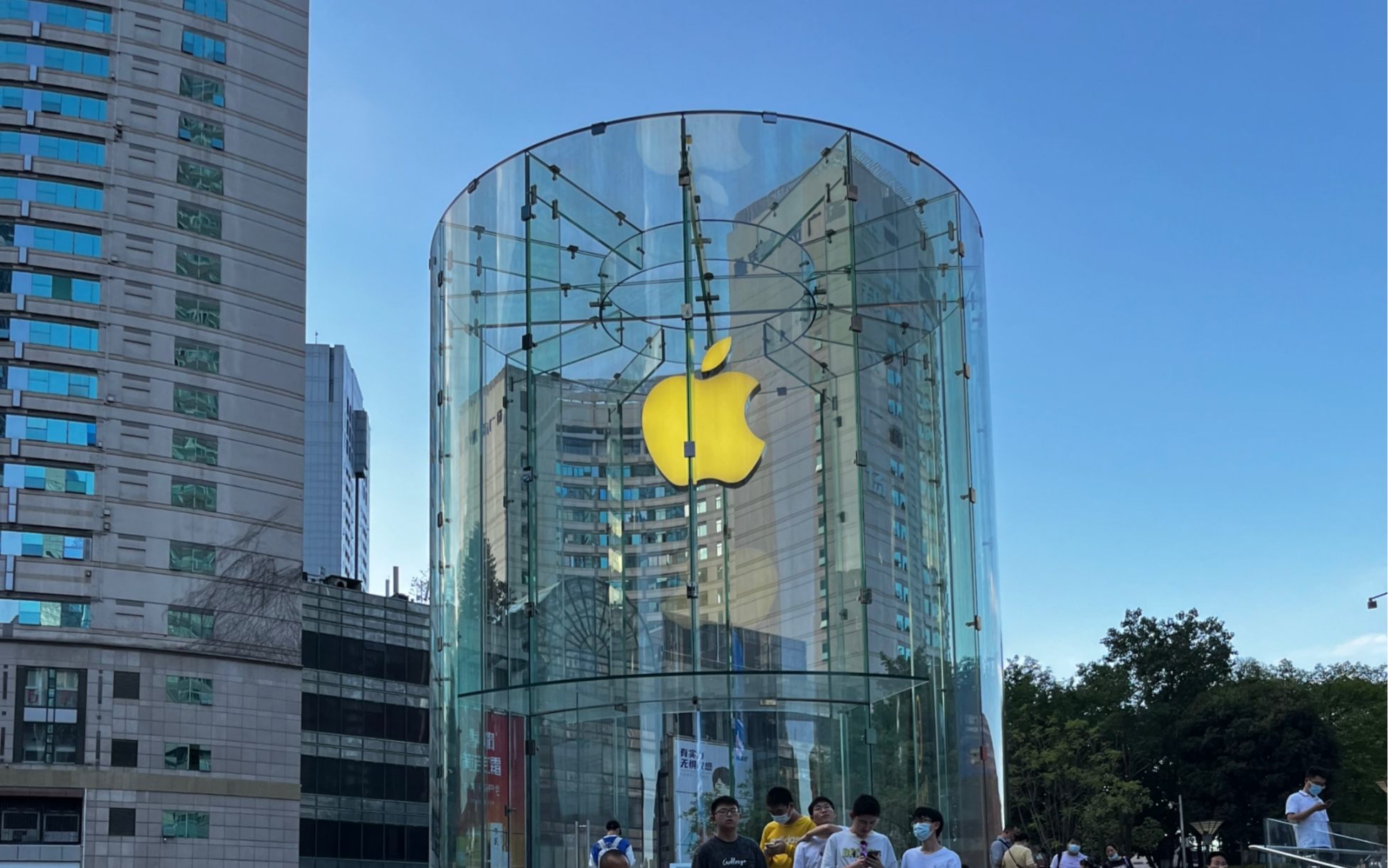 重庆解放碑apple直营店 人太多了