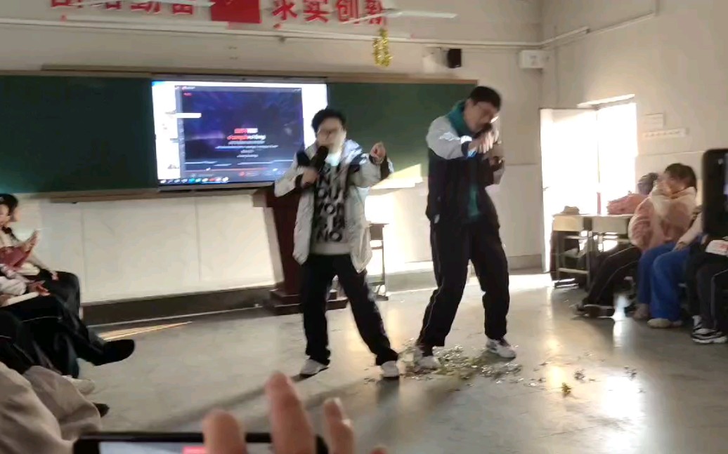 [图]武汉二中“左高右帅”倾情演唱《爱情陷阱》