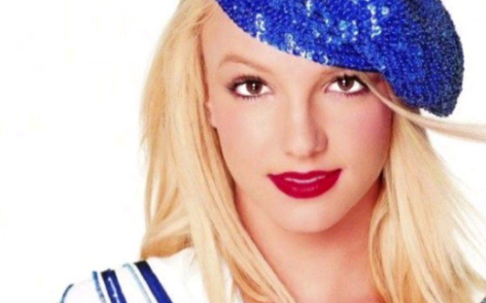 金发红唇蓝色闪片贝雷帽布兰妮写真