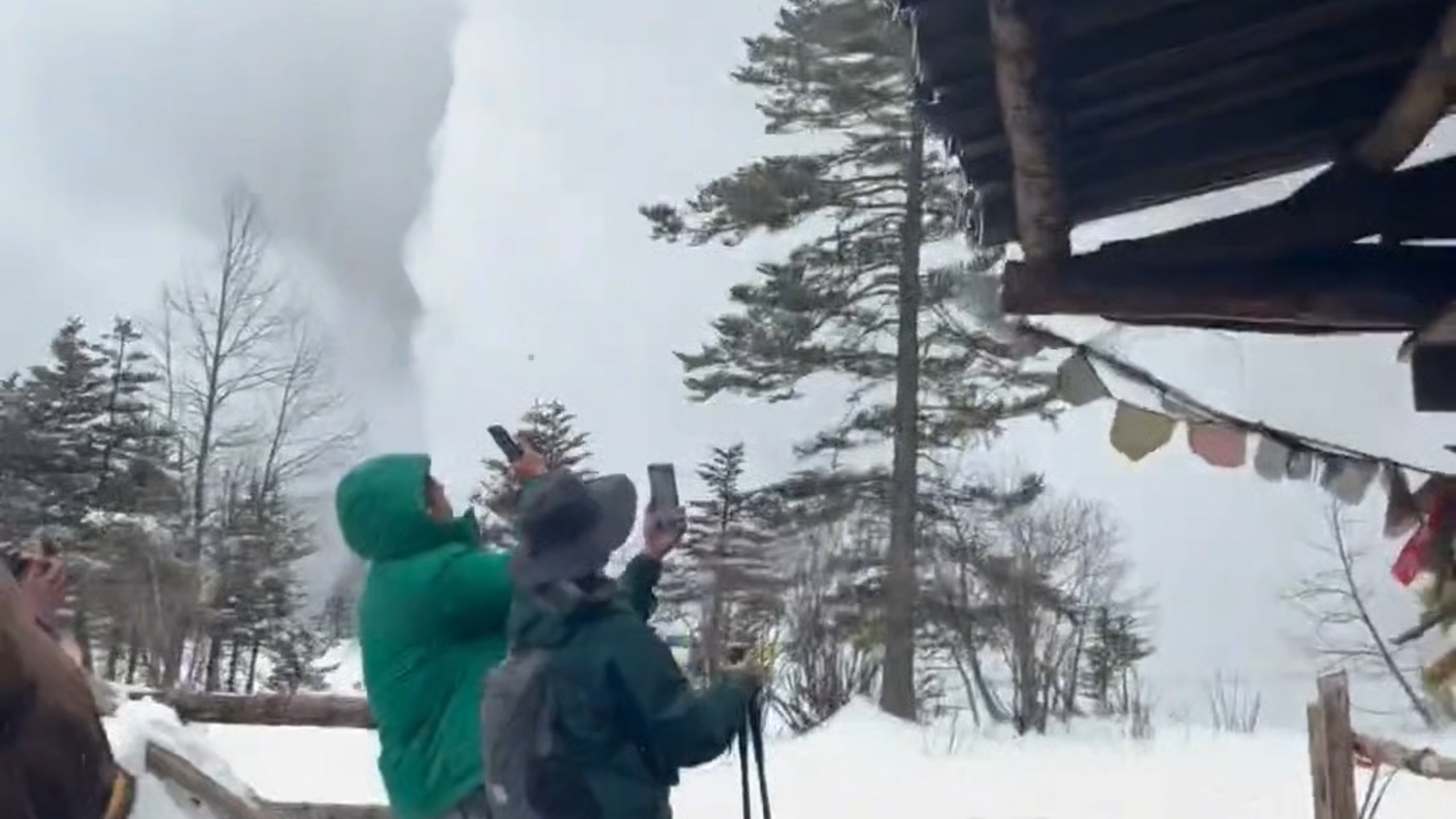 云南一景区发生雪崩，游客尖叫