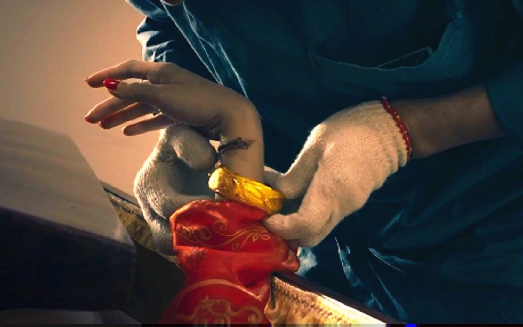 火葬场员工心生贪念,偷走女死者的金手镯,却不知竟惹祸上身