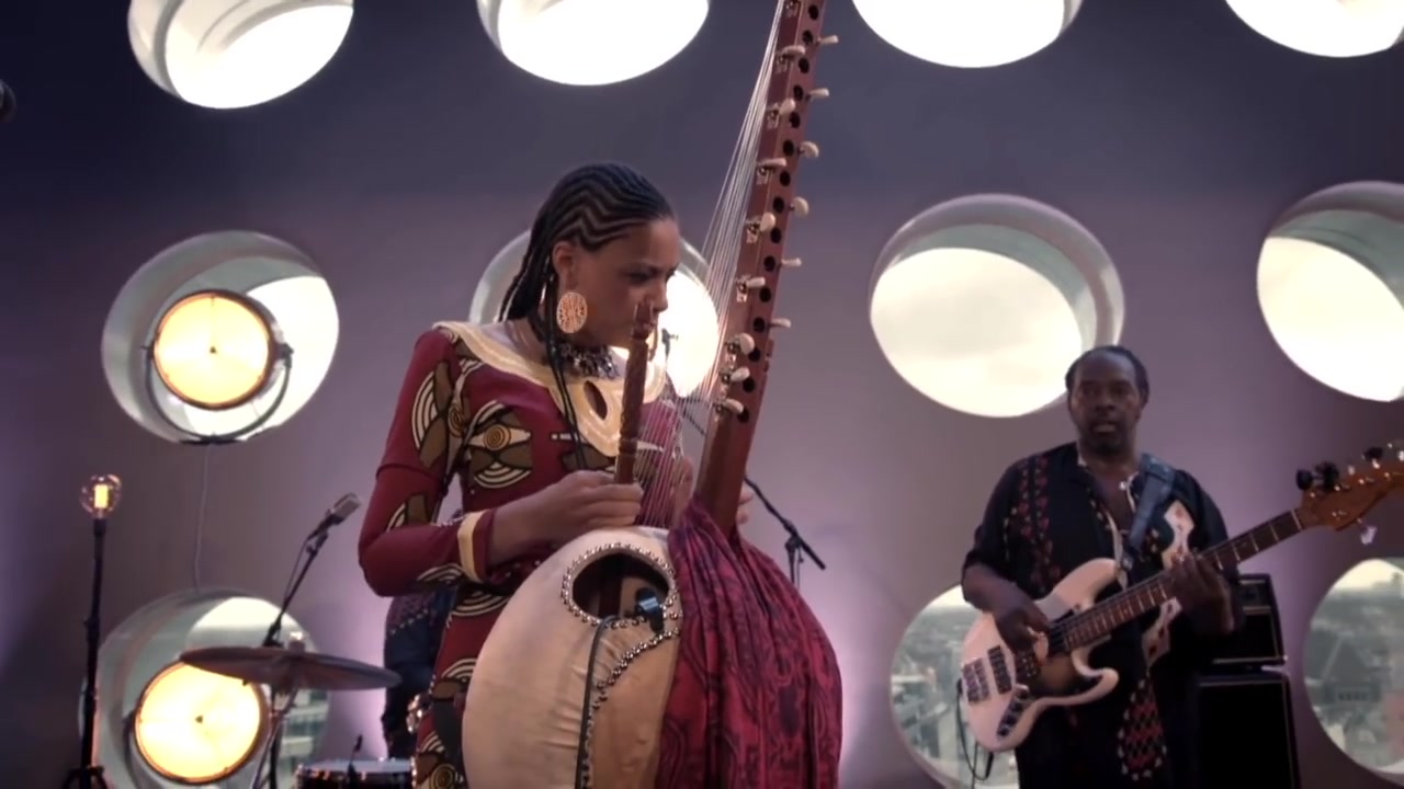 挺了个大肚子撑起非洲爵士乐