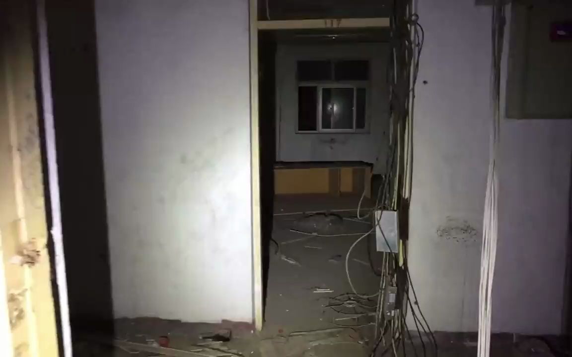 夜探废弃大学女生寝室,货不少呀兄弟们!