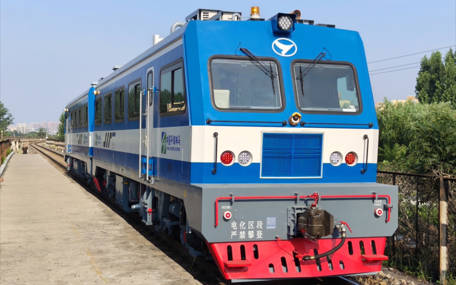 [平煤铁路]搬梯子上下的通勤新轨道车试运行中