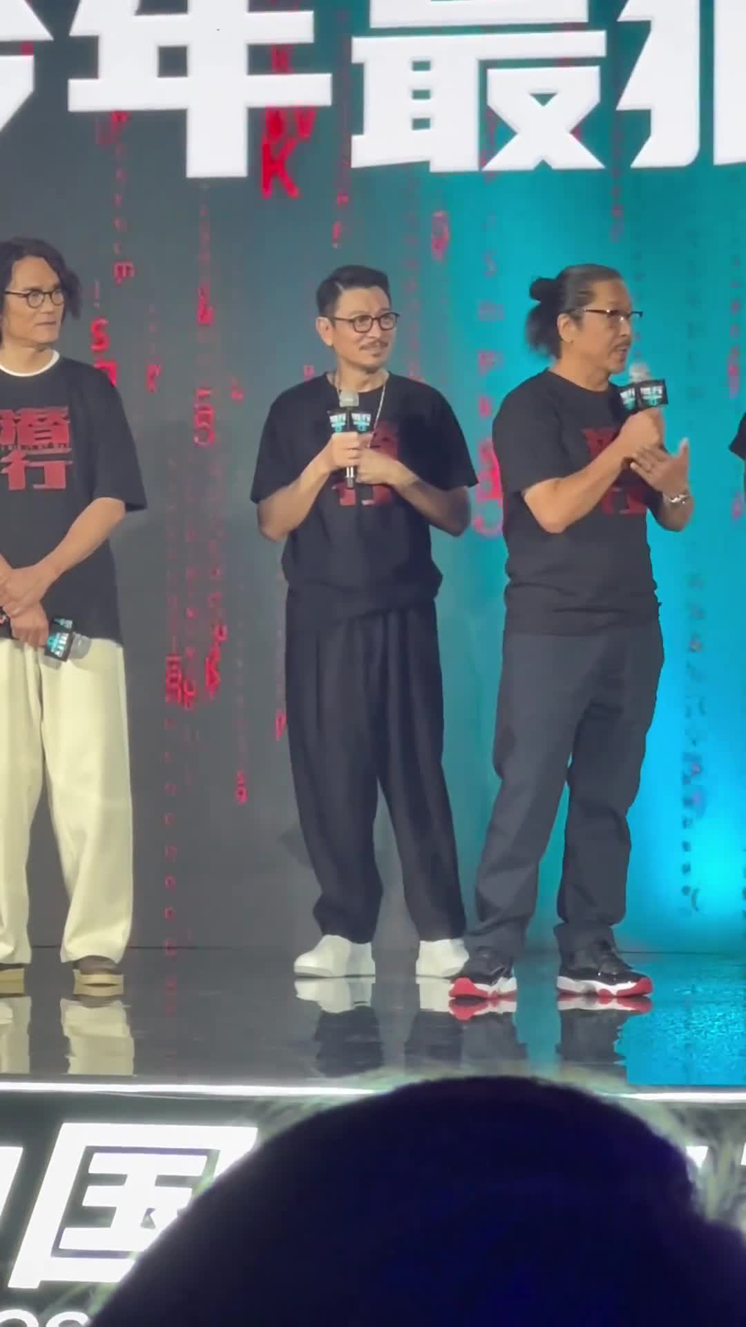 刘德华 出席新片#潜行 厦门首映礼,今天天王心情真的好,一上台各挚