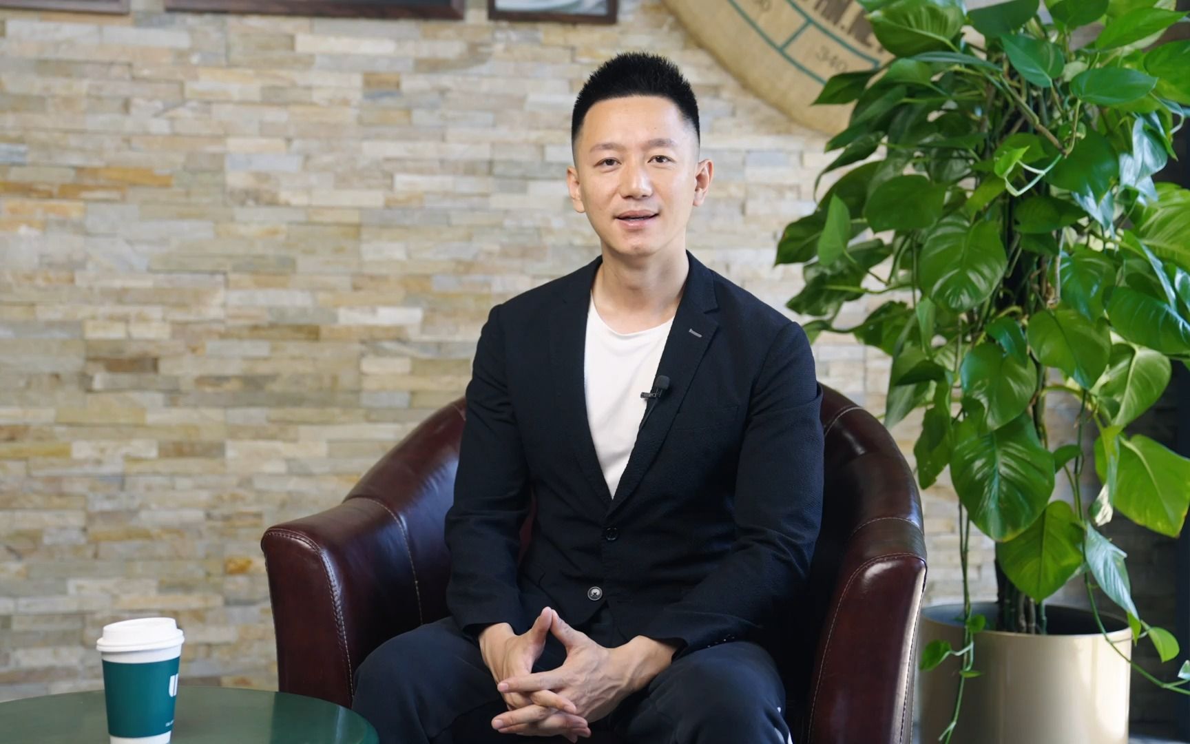 "首图荐书官"邬晔纬为你推荐——东野圭吾《白金数据》