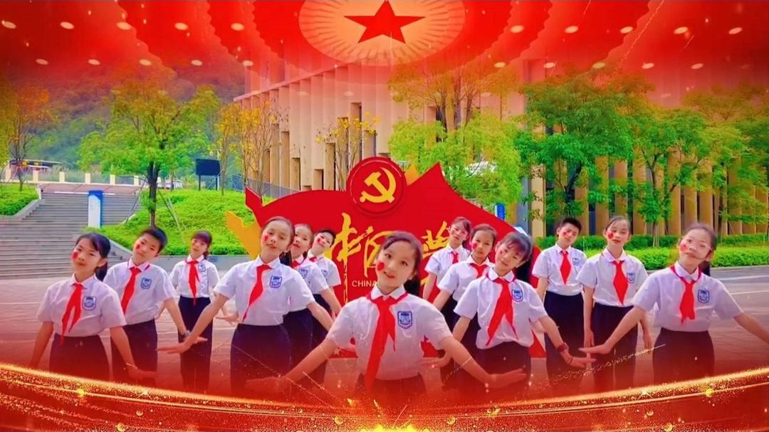 国庆节主题手势舞“五星出东方，红旗耀中国。星星和火炬，心中指引我。" 一双双小手跟着旋律起落，孩子们把最燃的承诺比进了每一个动作里🇨