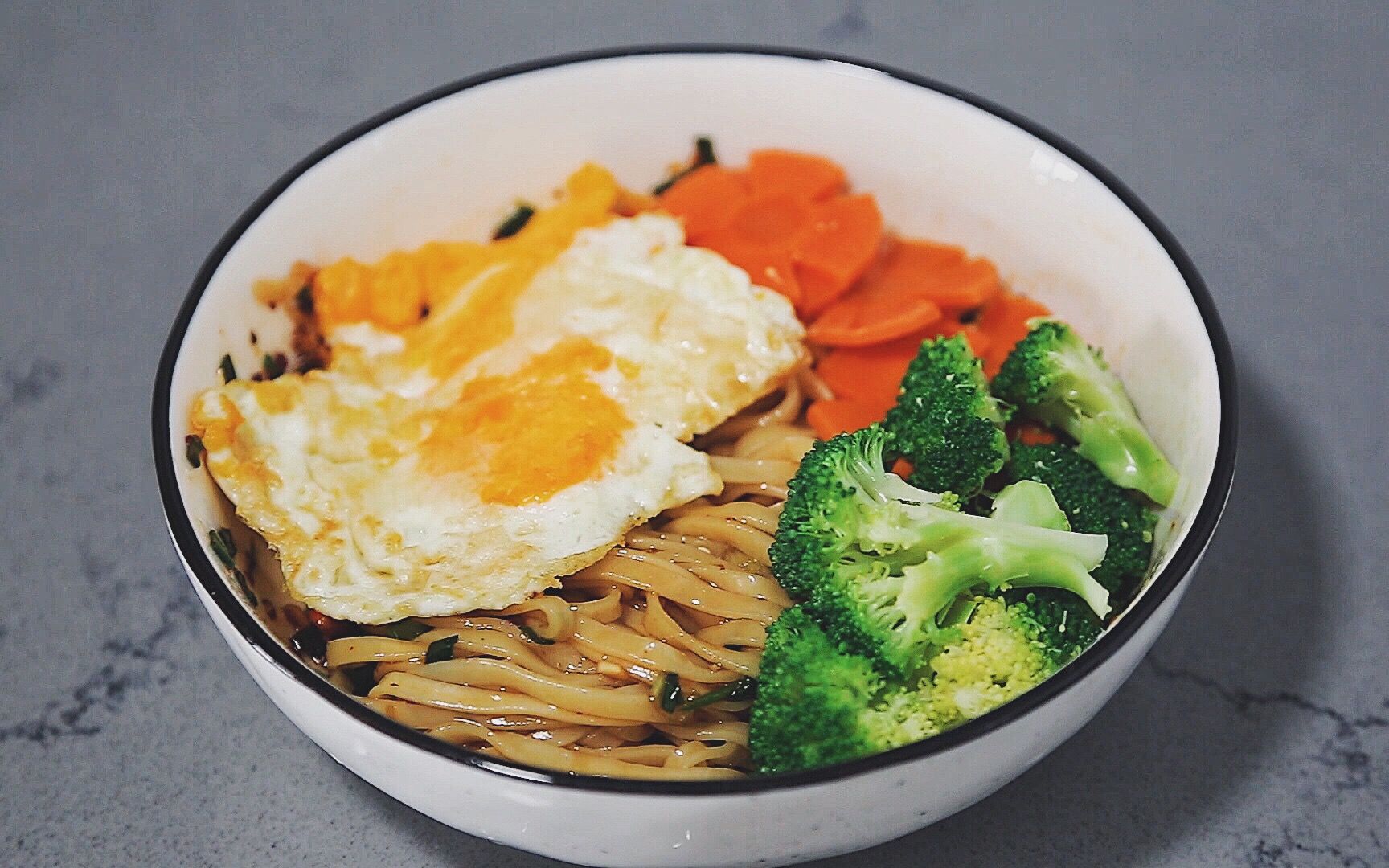 冰箱有什么吃什么 | 蔬菜拌面配个煎蛋好满足