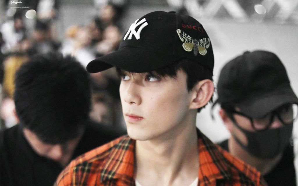 吴亦凡被围攻,吴磊迅速支援,赵丽颖够不到话筒,被王小利举高高_哔哩