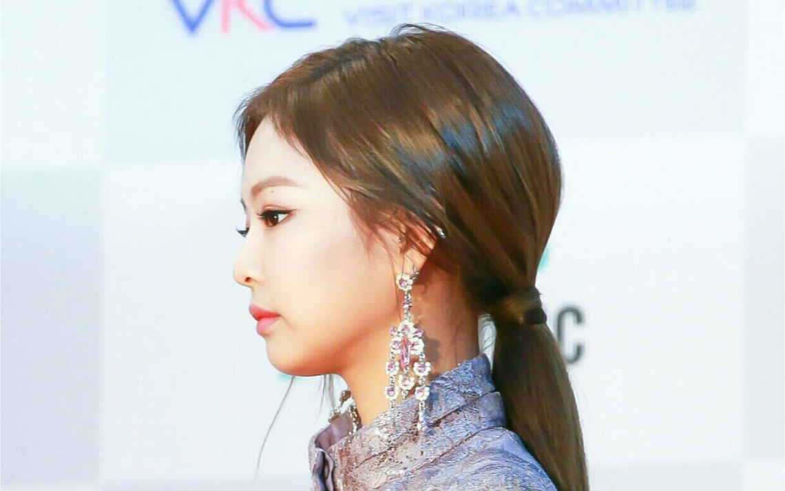 这场的红毯慢镜头超神仙的,深陷jennie的魅力里