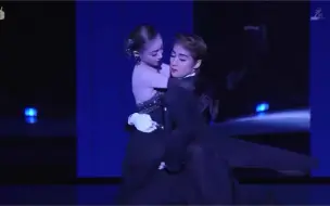 Скачать видео: 天海祐希VS麻乃佳世，媳妇儿的粉全部蹭到海锅身上了！黑西装变白西装！小部分稽古加完整版舞台