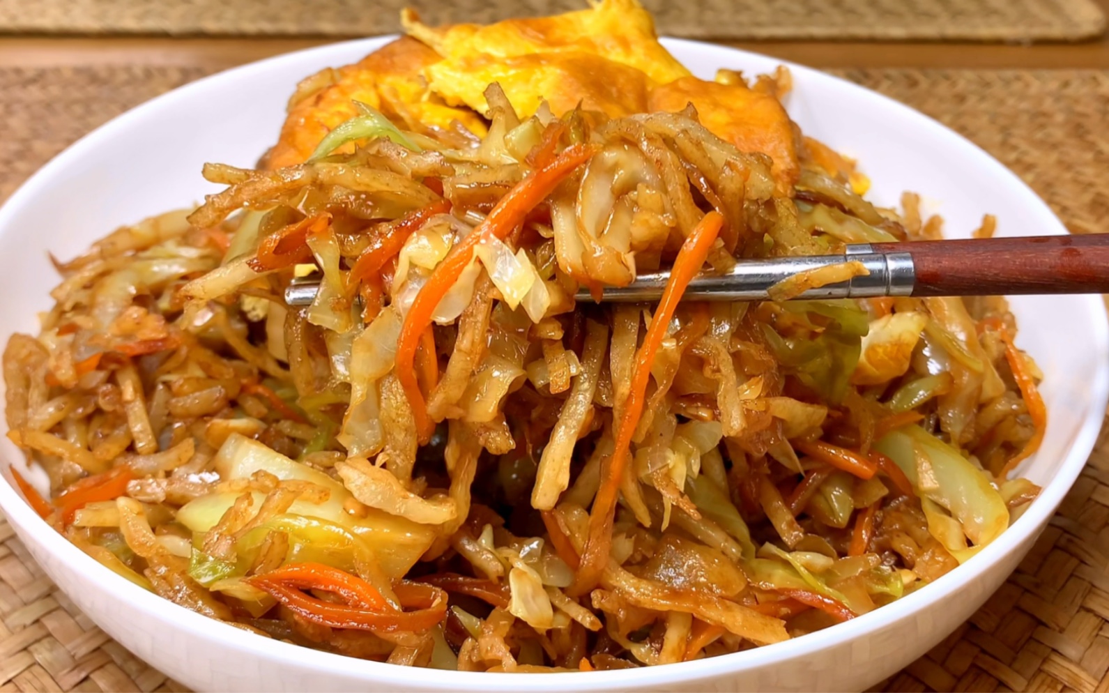 炒饼绝对是河北男人的最爱,来个炸蛋配上大蒜绝了.