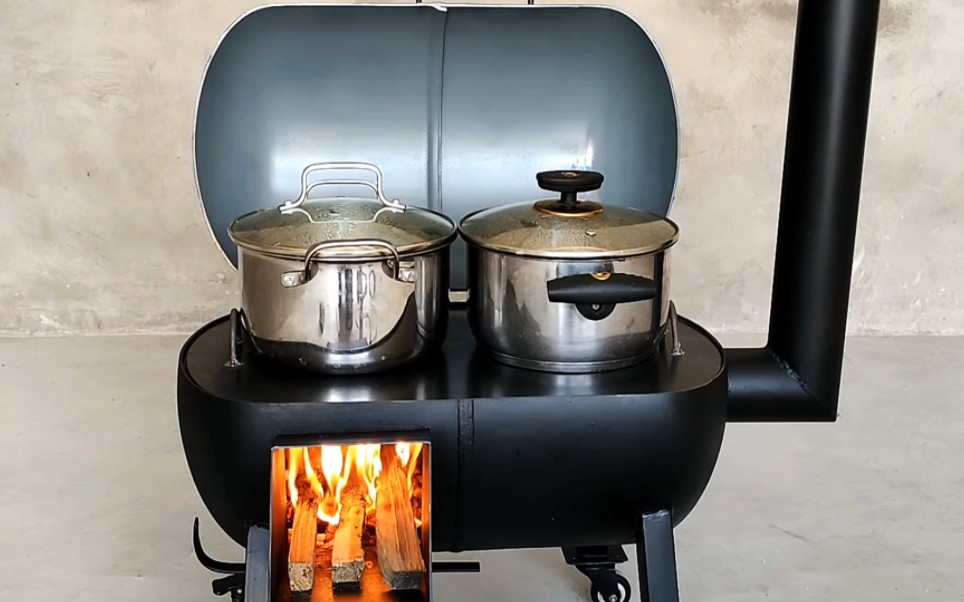 这样制作的柴火炉真是太有创意了,烧水煮饭的同时,还能焖熏烧烤